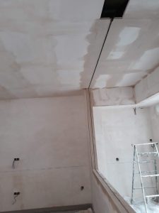 Techo de escayola instalado con remates finos