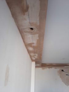 Colocación de molduras y cornisas en vivienda