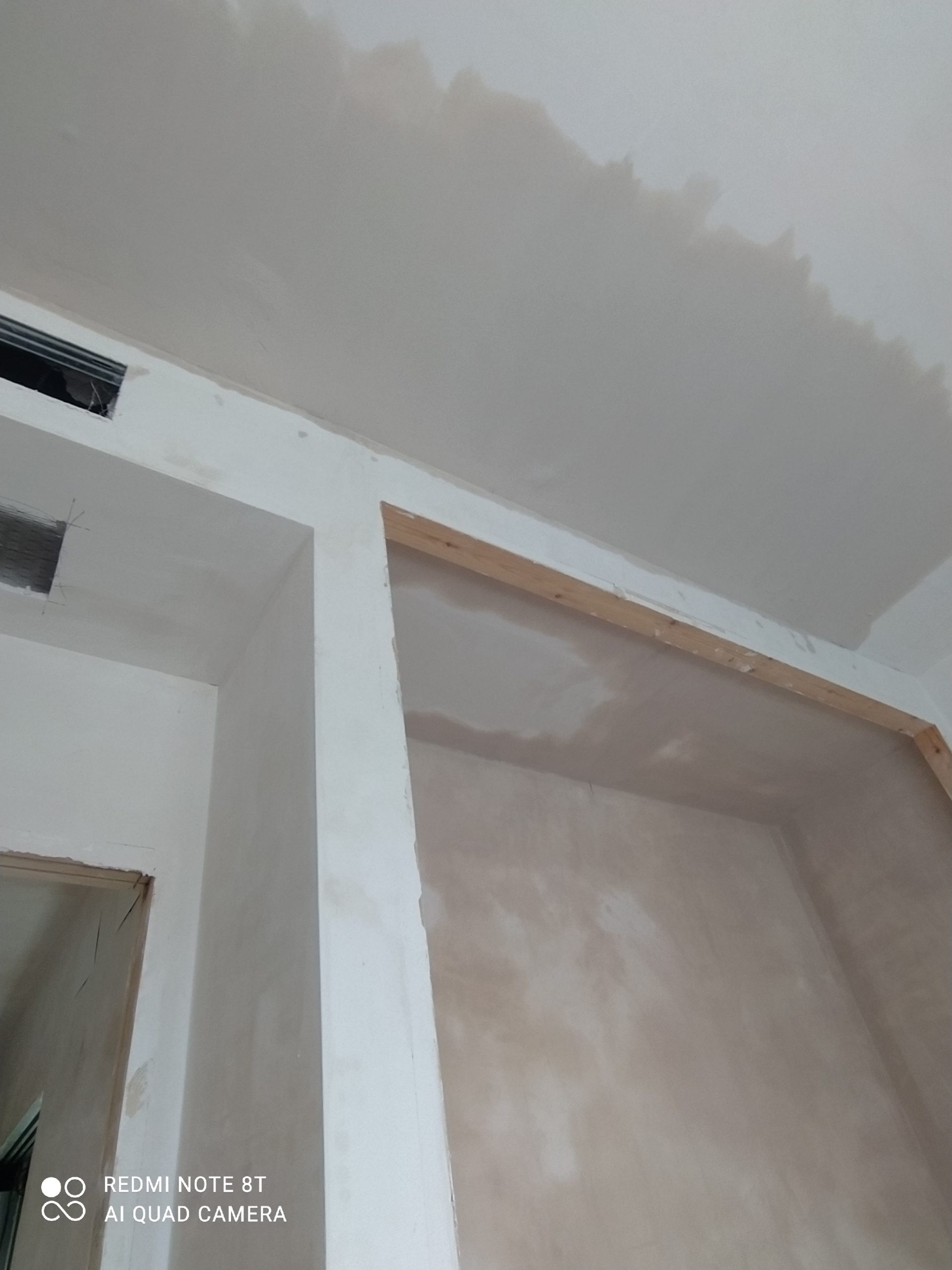 Escayolista aplicando yeso en techo con pladur