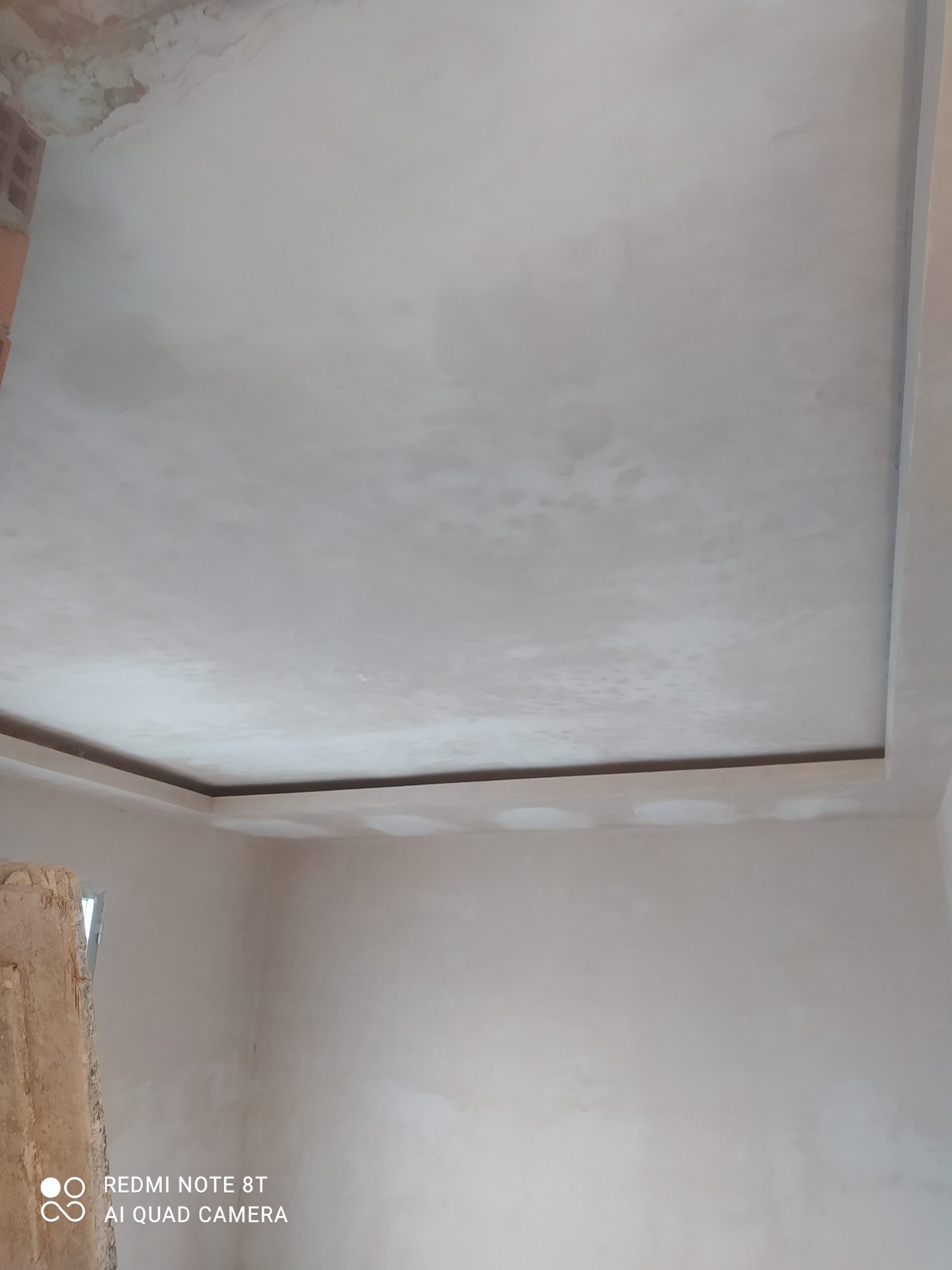 Techo de escayola moderno con moldura perimetral