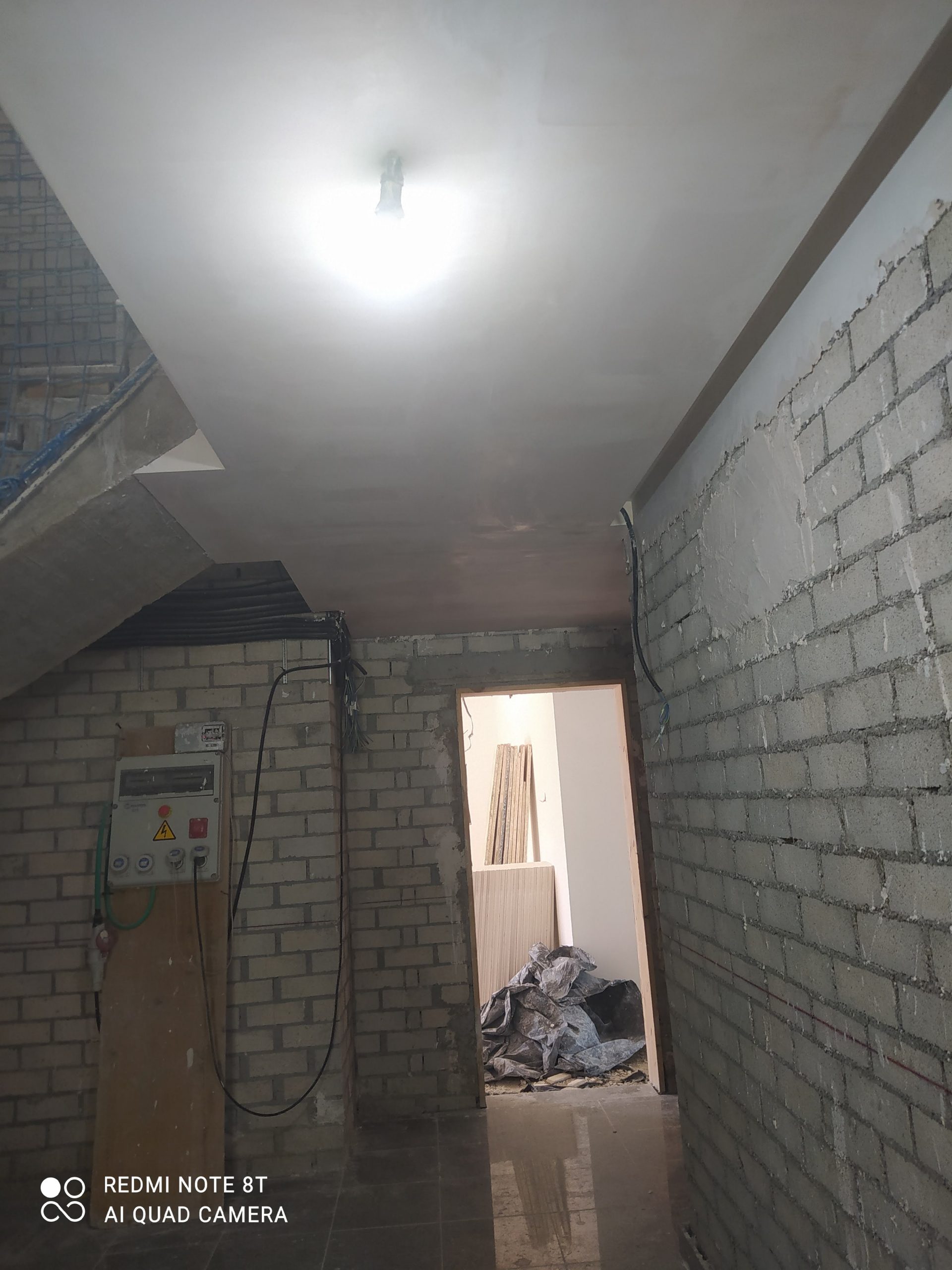 Techo de escayola limpio con moldura blanca