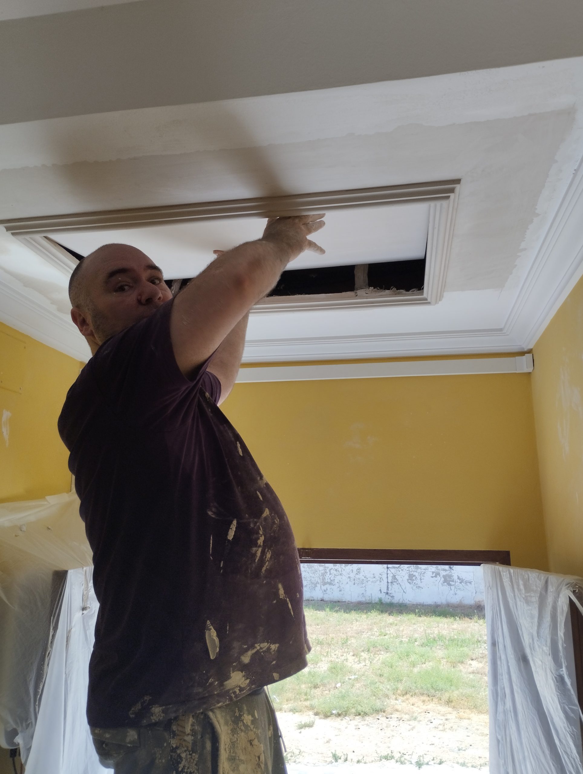 Techo recién terminado de escayola con acabado blanco limpio