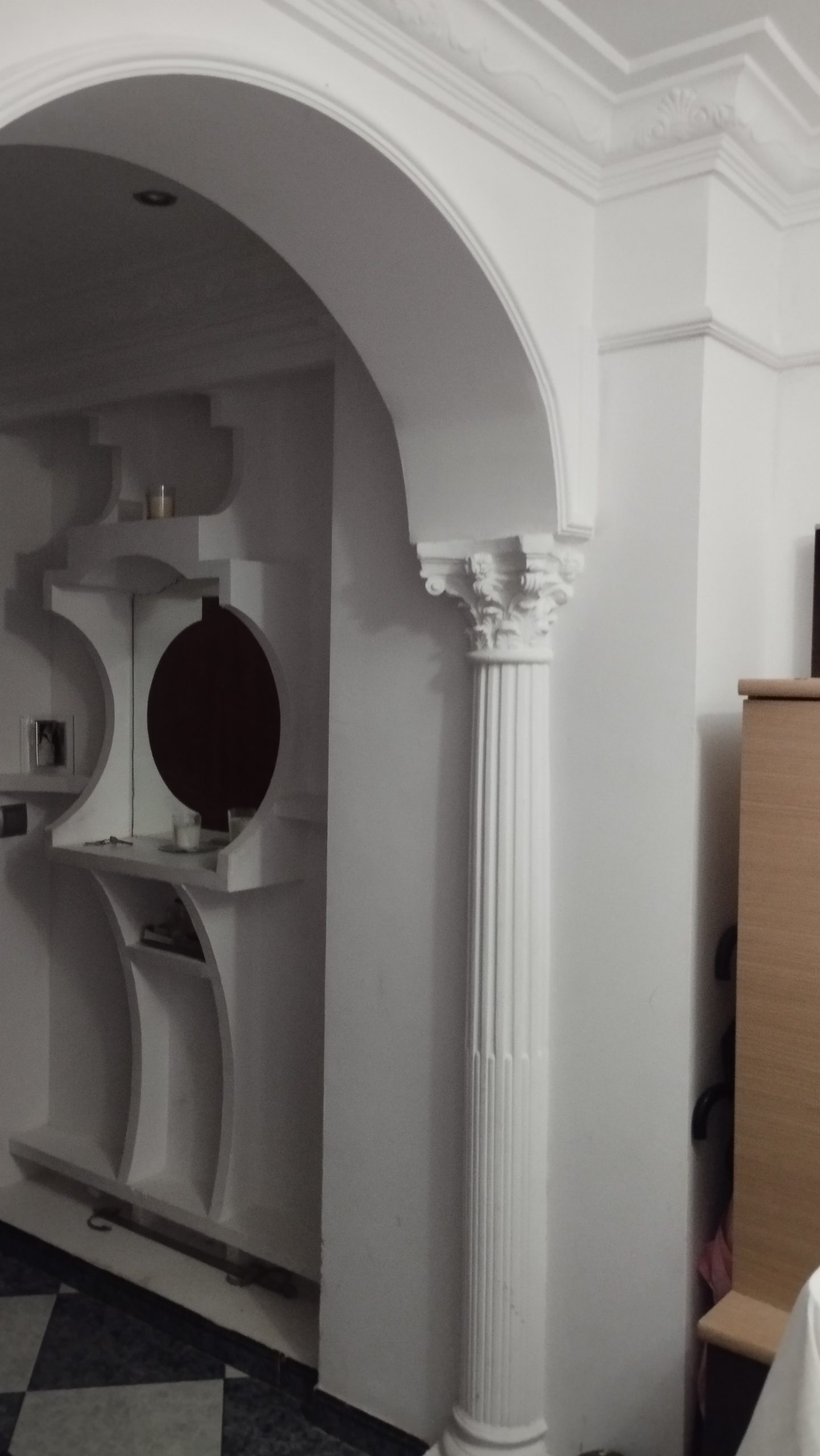 Detalle de moldura terminada en techo clásico